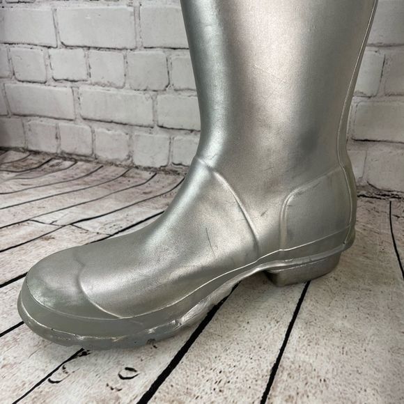 Hunter boots. It fits women size 5. Silver - Picture 10 of 14